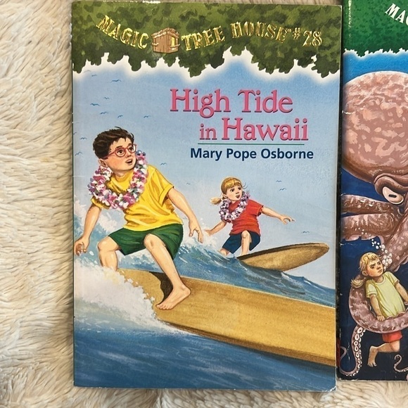 Magic Treehouse Books, by Mary Pope Osborne, includes 4 books - Picture 2 of 8